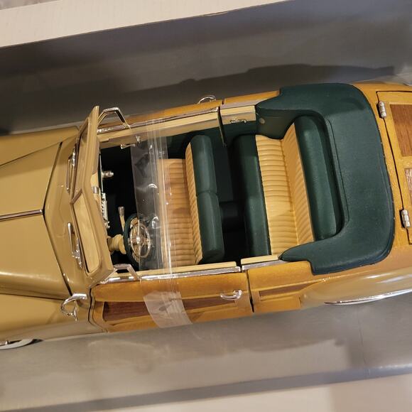 Vintage 1998 Motor City Classics 1948 Chrysler Town Country Diecast Model 1:18 - Picture 7 of 16